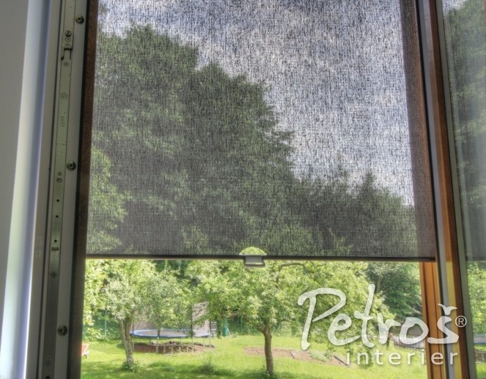 PŘES ROLETU SUNSTOP takto uvidíte ven a zároveň budete mít v pokoji příjemné klima i v těch největších vedrech. Rolety SunStop jsou totiž vyrobeny ze speciální látky, která má schopnost zadržet až 90% tepelného záření od slunce, ale zároveň je díky tisícům miniaturních dírek průdyšná a částečně průhledná.