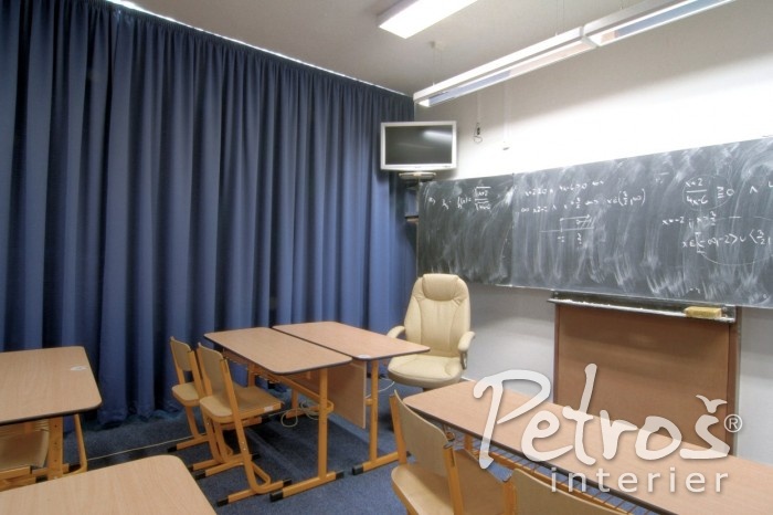 NA PŘEDCHOZÍM SNÍMKU JE VIDĚT množství světla venku a na tomto snímku je pro srovnání vidět, jak jsou blackoutové závěsy pro světlo nepropustné.