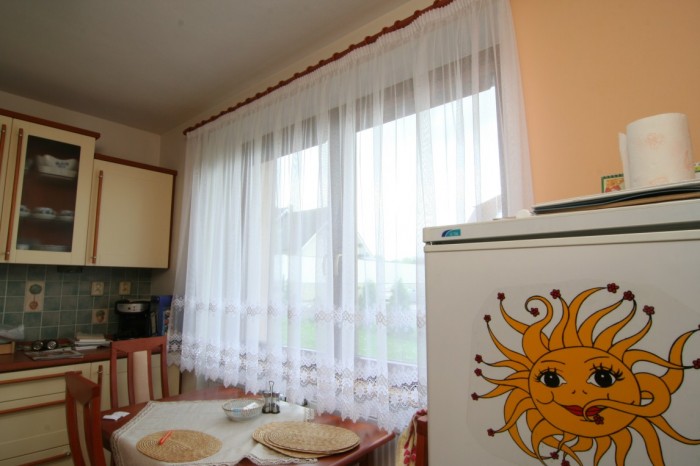 ZÁCLONA S KRAJKOVOU BORDUROU sice v kuchyni není až tak obvyklá, krásná ale určitě je.