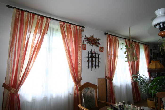 NEJBĚŽNĚJŠÍ CENOVÁ KATEGORIE látek na závěsy je mezi 400 až 600 korunami za běžný metr pro šíři 140 cm, nebo v cenovém rozmezí 800 až 1200 korun za běžný metr pro dvojitou šíři 280 či 300 centimetrů.