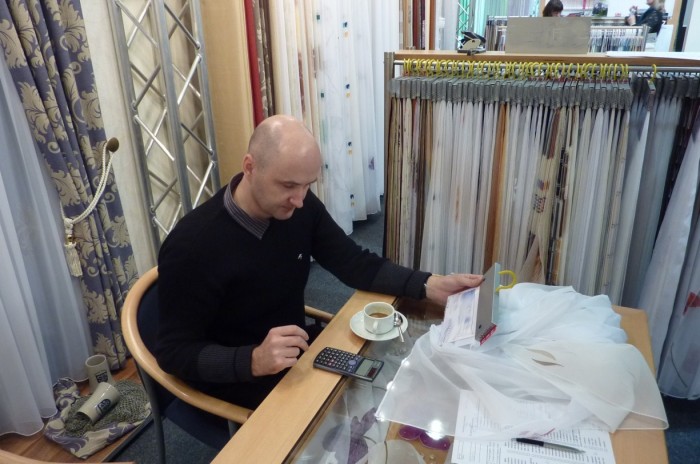 PEČLIVĚ JSME PRO VÁS VYBÍRALI z mnoha tisíců druhů, typů a barev záclon a závěsů. Na mezinárodním veletrhu bytového textilu Heimtextil v německém Frankfurtu bohužel platí přísný zákaz fotografování, proto Vám více snímků nabídnout nemůžeme. Zato Vám ale můžeme nabídnout mnoho a mnoho desítek nejnovější vzorů trendových látek. PEČLIVĚ JSME PRO VÁS VYBÍRALI z mnoha tisíců druhů, typů a barev záclon a závěsů. Na mezinárodním veletrhu bytového textilu Heimtextil v německém Frankfurtu bohužel platí přísný zákaz fotografování, proto Vám více snímků nabídnout nemůžeme. Zato Vám ale můžeme nabídnout mnoho a mnoho desítek nejnovější vzorů trendových látek.