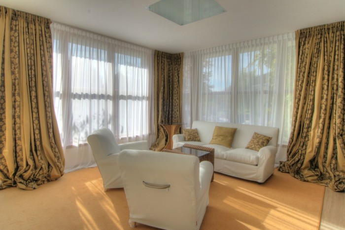 PERFEKTNÍ MATERIÁL SE SNOUBÍ S ELEGANCÍ VLÁMSKÝCH SKLADŮ. Také v tomto luxusním interiéru designér Radomír Petroš pro řasení záclon i závěsů navrhnul vlámské sklady. Paní domu si přála velmi dlouhou délku záclon i závěsů. Na doporučení designéra si pro tento výjimečný styl vybrala velmi exkluzivní materiál. Díky tomu dekorace vypadají ležérně, měkce a splývavě. Celek pak působí velmi vkusně a luxusně, ale přitom neokázale. PERFEKTNÍ MATERIÁL SE SNOUBÍ S ELEGANCÍ VLÁMSKÝCH SKLADŮ. Také v tomto luxusním interiéru designér Radomír Petroš pro řasení záclon i závěsů navrhnul vlámské sklady. Paní domu si přála velmi dlouhou délku záclon i závěsů. Na doporučení designéra si pro tento výjimečný styl vybrala velmi exkluzivní materiál. Díky tomu dekorace vypadají ležérně, měkce a splývavě. Celek pak působí velmi vkusně a luxusně, ale přitom neokázale.