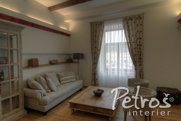 DO TOHOTO INTERIÉRU V PŘÍRODNÍM STYLU navrhnul deignér Radomír Petroš luxusní vyšívané závěsy, jejichž základní béžová barva ladí s ostatním zařízením pokoje, díky jemnému květinovému vzoru v červených tónech však působí svižně a elegantně. Záclony i závěsy jsou zřaseny technikou Vlámských skladů, která ještě zvýrazňuje nevtíravou eleganci dekorací.