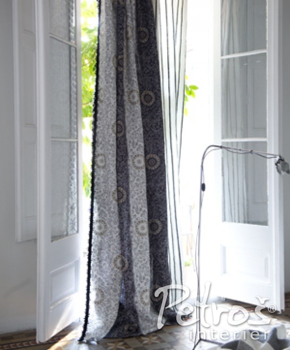 ZÁVĚSY V PŘÍRODNÍM STYLU londýnské značky Designers Guild. Záclony a závěsy značky Designers Guild rovněž najdete v nabídce firmy Petroš interier.