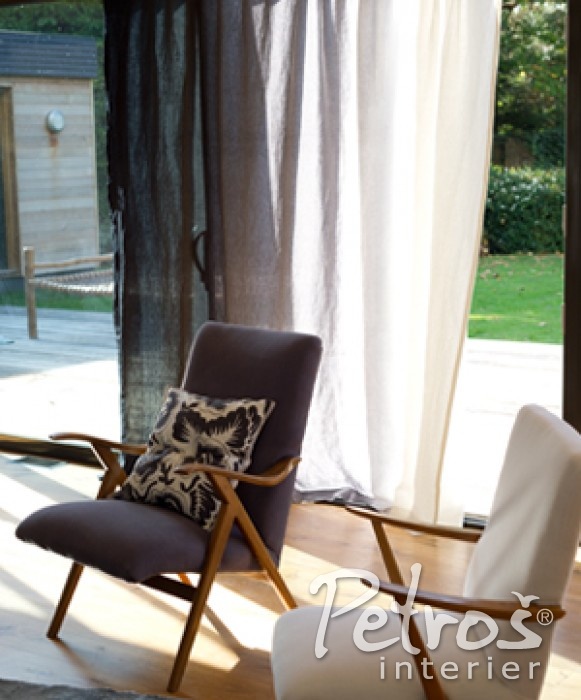 A DALŠÍ LUXUSNÍ ZNAČKOU, která pro každou sezonu přináší nové kolekce záclon a závěsů v přírodním stylu, je londýnský salon Designers Guild. 