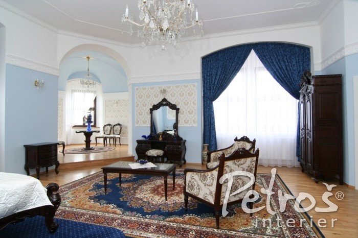 I TOTO JE KRÁSNÁ UKÁZKA ČISTÉHO STAROŽITNÉHO STYLU. designér Radomír Petroš zde na závěsy vybral látku s klasickým vzorem, která perfektně ladí s modrou barvou koberce.
