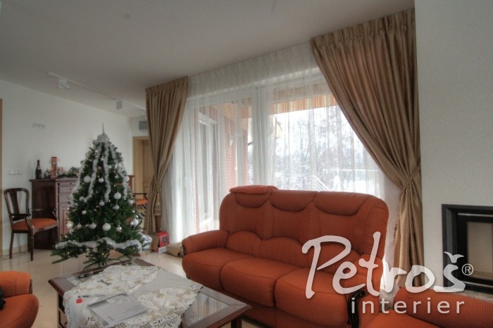 KLASICKÝ STYL INTERIÉRU ve své moderní podobě. Styl tohoto interiéru ctí klasického ducha, ale většina zařízení je novodobé, což s sebou přináší mnohem větší praktičnost a svižnost. Designér Radomír Petroš pro tento interiér vybral elegantní a decentní jednobarevné závěsy s tkaným vzorem, pro které navrhnul řasení technikou Vlámských skladů a úvazy s ozdobnými třásněmi, které nejvíce sluší právě ke klasickému stylu.