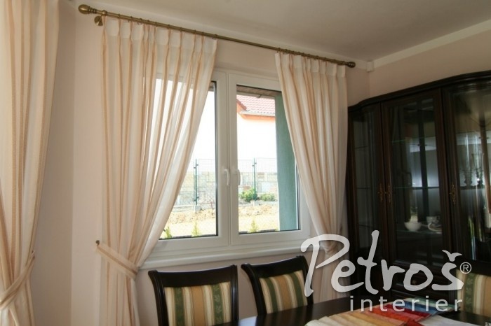 KLASICKÝ STYL INTERIÉRU ve své modernější podobě. Garnýže Bologna v designu imitace mosazi se k tomuto stylu velmi pěkně hodí.