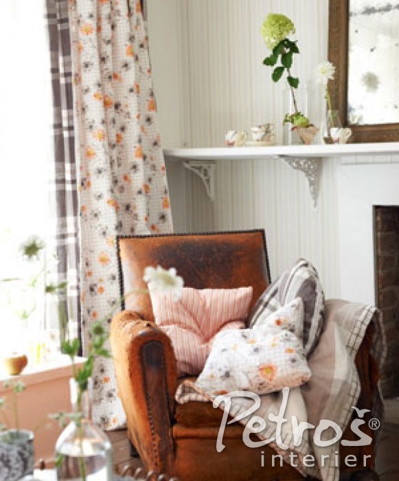 HNED NĚKOLIK KOLEKCÍ LÁTEK VE STYLU COUNTRY najdete i pod luxusní londýnskou značkou Designers Guild. Obyvatelé tohoto interiéru se nebáli zkombinovat zdánlivě nekombinovatelé vzory - květiny, káro a proužky. A výsledek vůbec nepůsobí špatně...