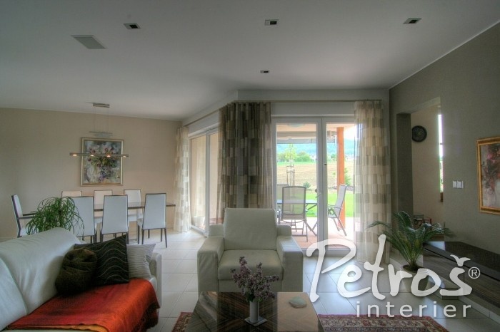 INTERIÉR V MODERNÍM ELEGANT STYLU. Lehký moderní nábytek je pro tento styl charakteristický. Lehké závěsy jsou nařaseny na Wave systém a zavěšeny na hranaté garnýže Square line.