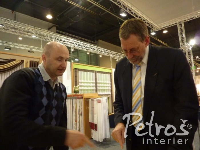 DESIGNÉR RADOMÍR PETROŠ (vlevo) na veletrhu Heimtextil 2013 probírá žhavé módní novinky s naším dvorním dodavatelem, který je zároveň jedním z posledních německých výrobců záclon a dekoračních látek. DESIGNÉR RADOMÍR PETROŠ (vlevo) na veletrhu Heimtextil 2013 probírá žhavé módní novinky s naším dvorním dodavatelem, který je zároveň jedním z posledních německých výrobců záclon a dekoračních látek.
